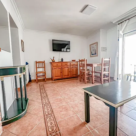 Central Apartment With Communal Terrace *
